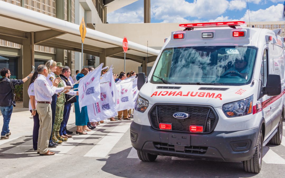 Entrega de donativo de ambulancias y equipamiento por parte de la APBP